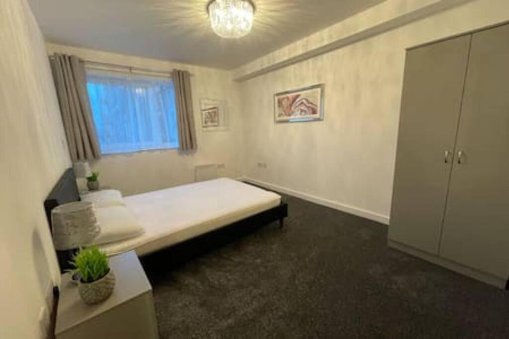 Moda Wigan 2 - Stylish 2 Bed In Central วีแกน ภายนอก รูปภาพ